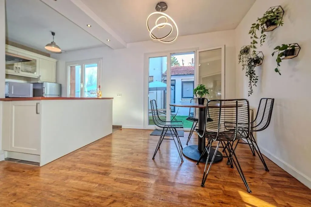 Ville Et Volcans - Grand Gite Proche Centre-Ville Pour 24 Personnes Clermont-Ferrand Holiday home